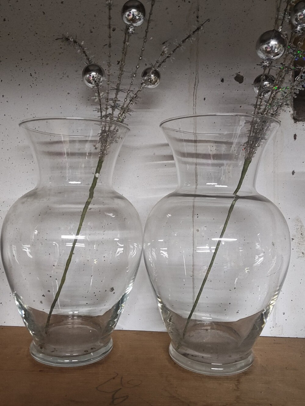 A Set Of Clear Glass Decorative Vase - Classic Curved Design